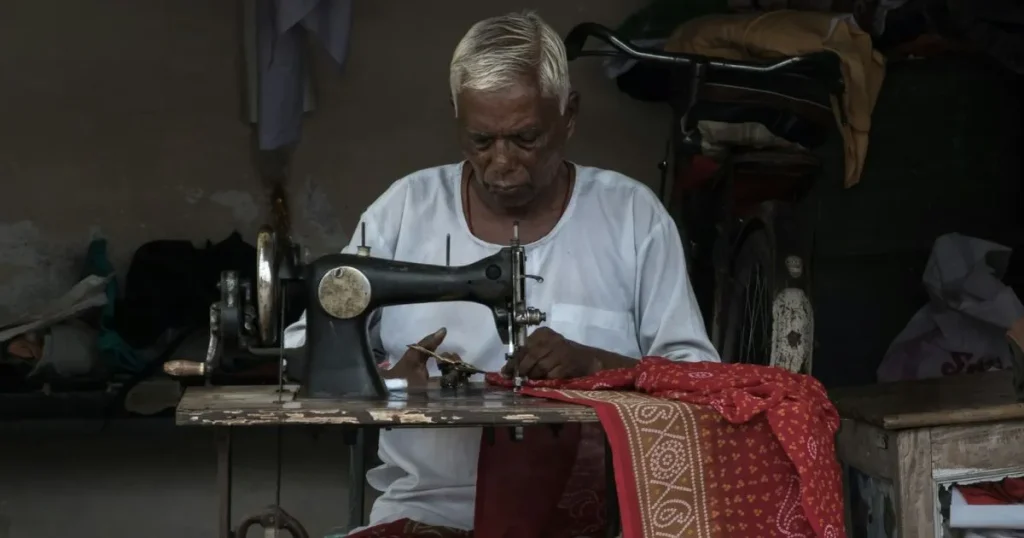 裁縫をするインド人女性