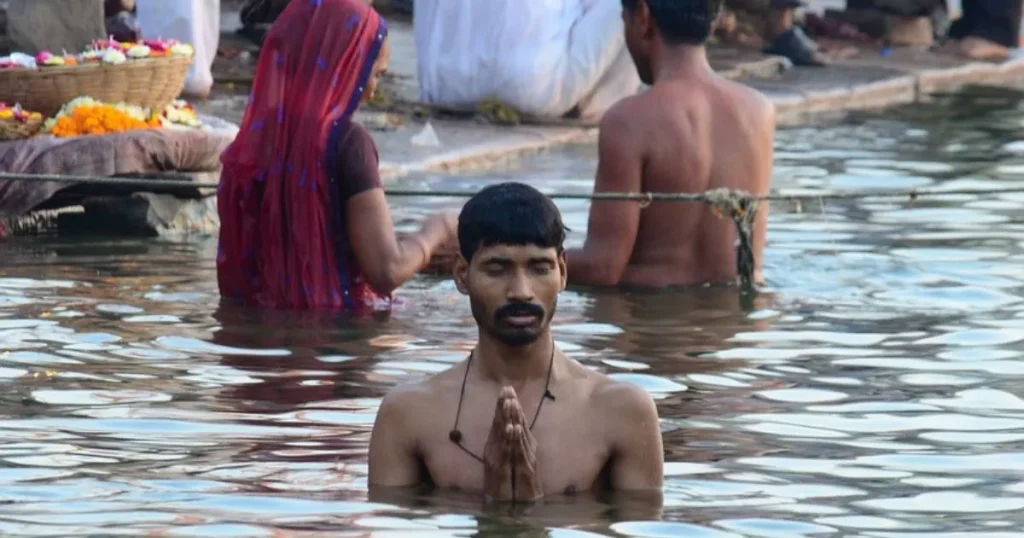 沐浴するインド人男性