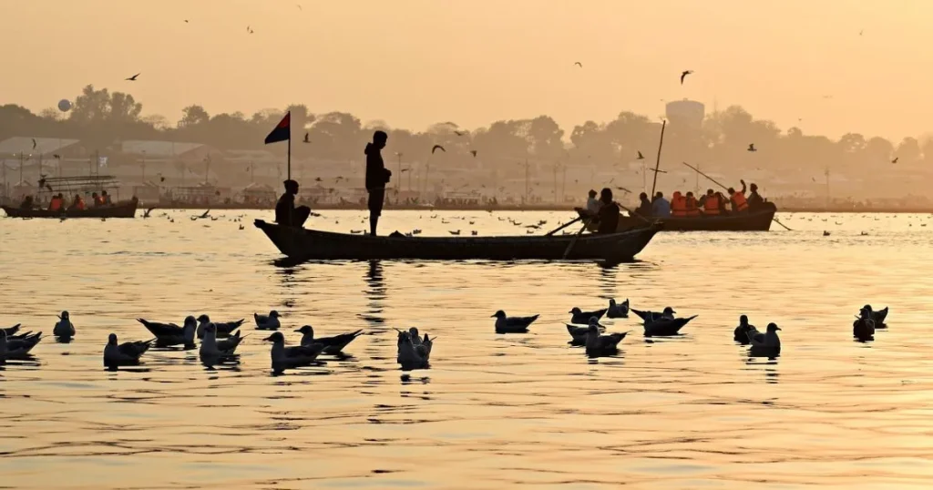 インドの川を渡る船