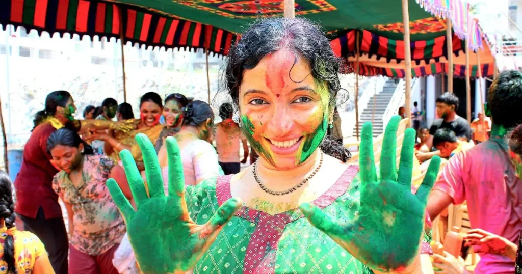 ホーリー祭を楽しむインド人女性
