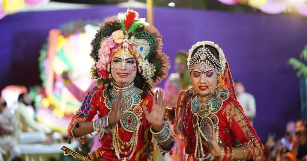 イベントで踊るインド人女性