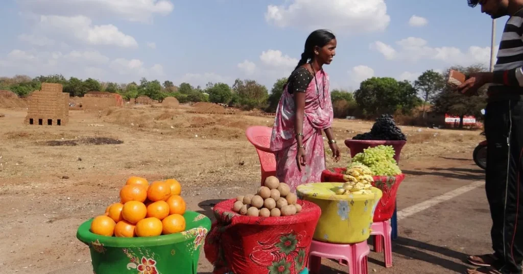 果物を売るインド人女性