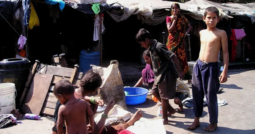 インドのスラム街で遊ぶ子供