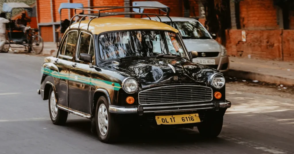 インドの街を走行するタクシー