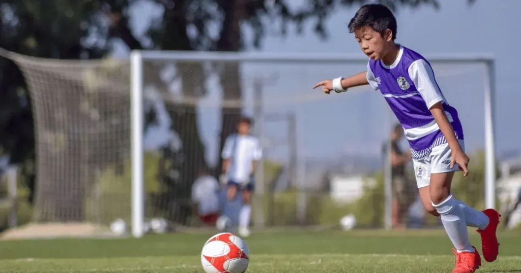 サッカーを楽しむ子供