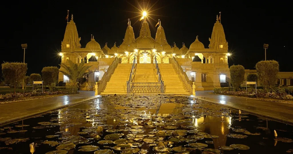 ライトアップされたインドの寺院