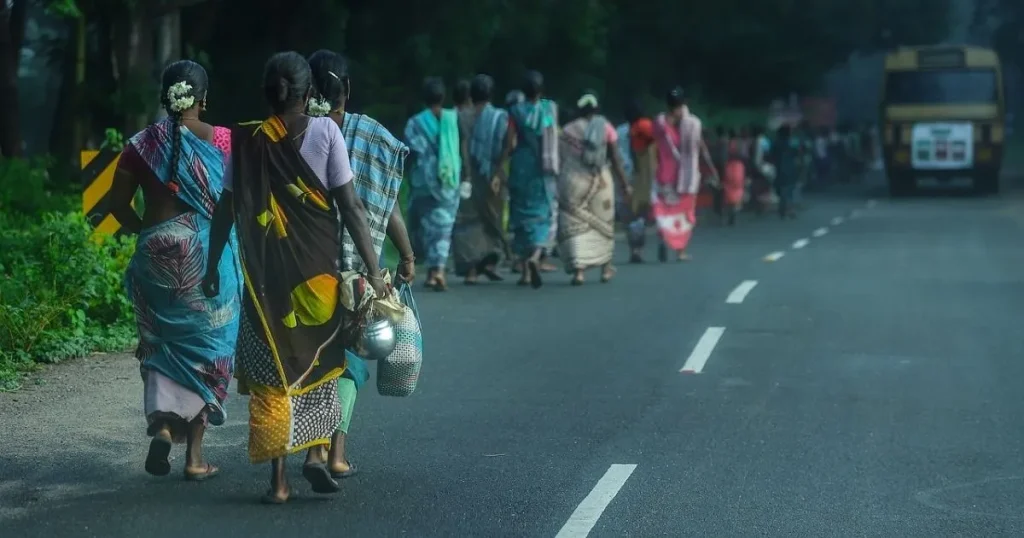 道路を歩くインドの人々